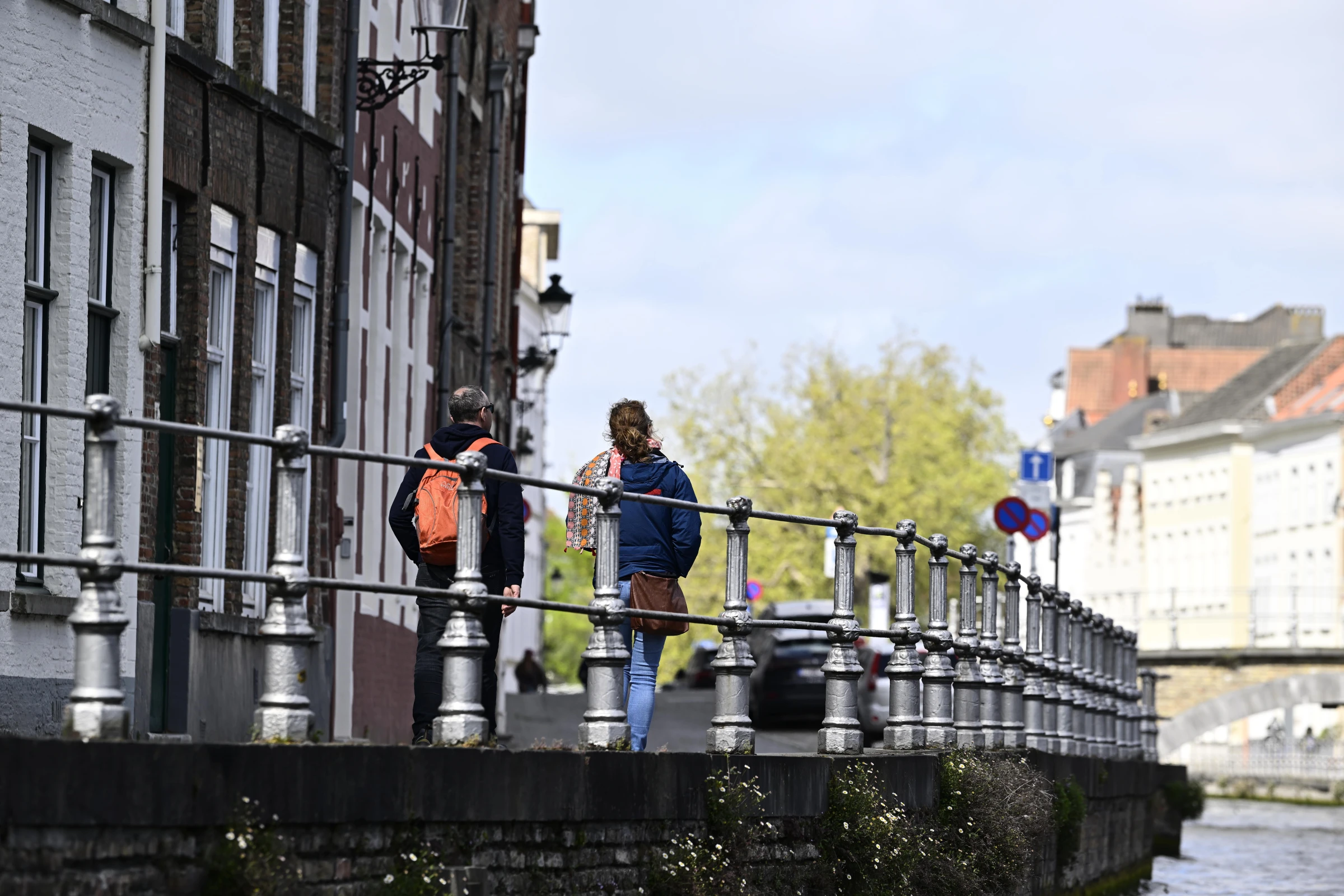 Couple se promenant sur un pont au bord du canal, Bruges