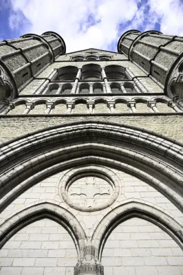 Tour de cathédrale gothique en contre-plongée dramatique, Bruges