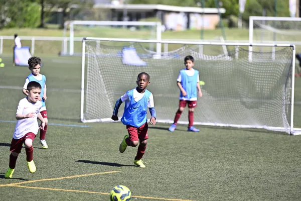 Jeunes footballeurs en action sur terrain synthétique